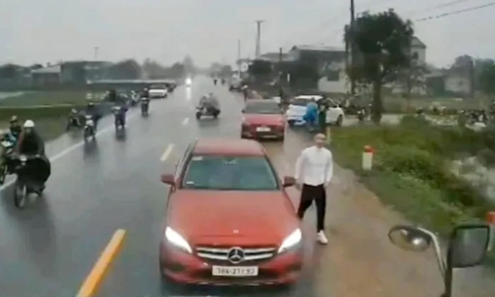 Tước bằng lái tài xế Mercedes dừng ngược chiều ở Hà Tĩnh