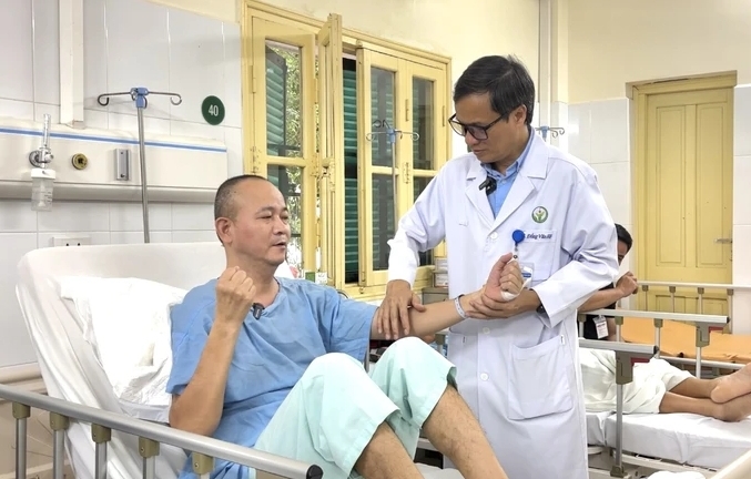 Bác sĩ Bệnh viện Việt Đức bổ đôi tủy sống cứu người đàn ông mắc bệnh lý phức tạp