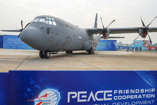 Cường kích A-10 và 'ngựa thồ' C-130J của Mỹ tại sân bay Gia Lâm