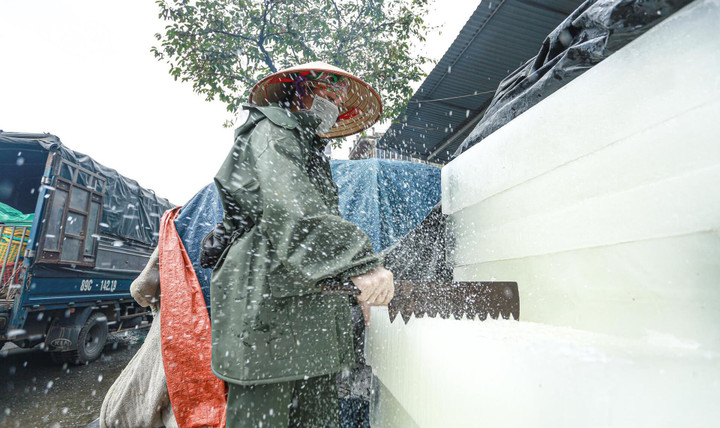 Tiểu thương chợ cá tay trần ngâm nước lạnh, khiêng đá trong ngày rét buốt