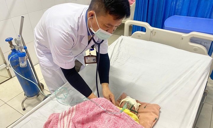 Vợ mới sinh, chồng đốt than sưởi ấm khiến cả nhà 4 người bị ngộ độc