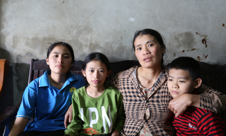 Mẹ bị chất độc da cam nuôi 3 con nhỏ trong căn nhà chờ sập