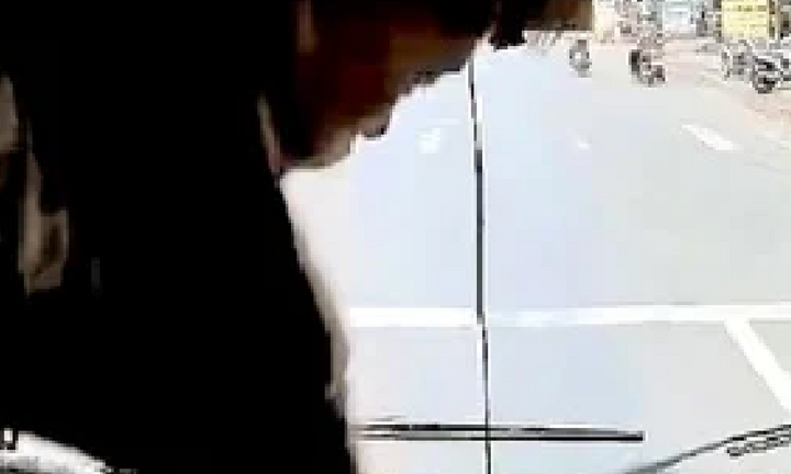 Bắt giữ người đánh tới tấp tài xế trong cabin xe tải ở Bình Phước