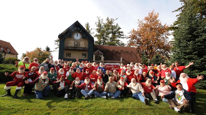 Độc lạ trường học chuyên cấp bằng cử nhân cho ông già Noel 