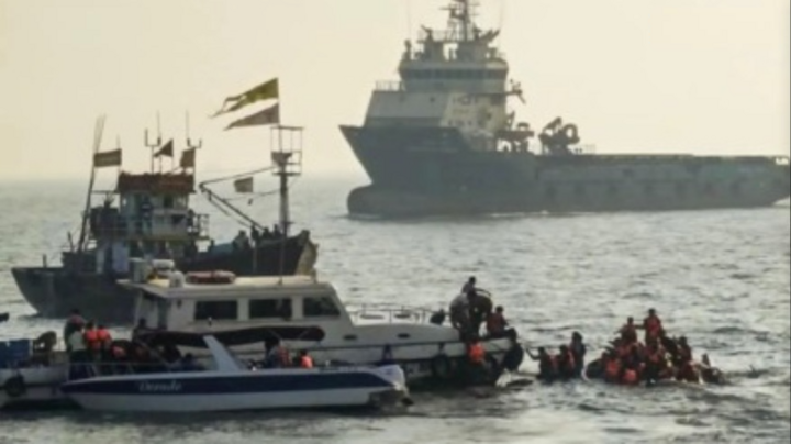 Tàu hải quân đâm chìm phà chở khách ở Ấn Độ, nhiều người chết