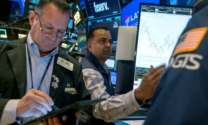 Chỉ số Dow Jones mất hơn 1.100 điểm, có chuỗi ngày giảm kỷ lục trong 50 năm