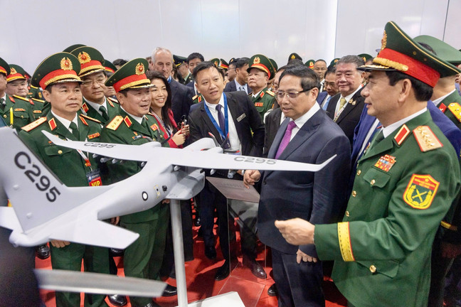 Thủ tướng Phạm Minh Chính tham quan vũ khí hiện đại tại Triển lãm Quốc phòng