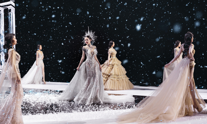 Sau khi giành vương miện Hoa hậu Quốc tế, Thanh Thuỷ toả sáng trên sàn catwalk