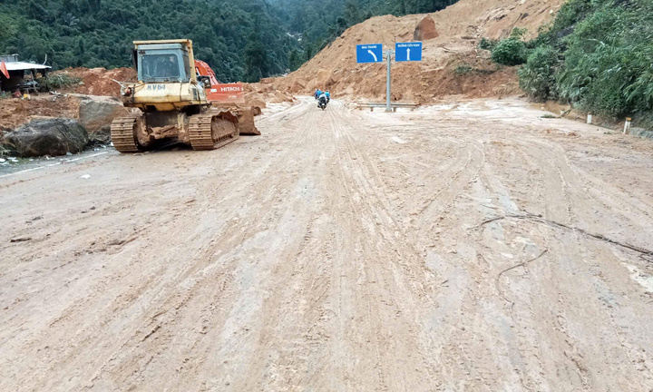 Thông 1 làn xe đường đèo Khánh Lê nối Nha Trang - Đà Lạt sau 4 ngày sạt lở