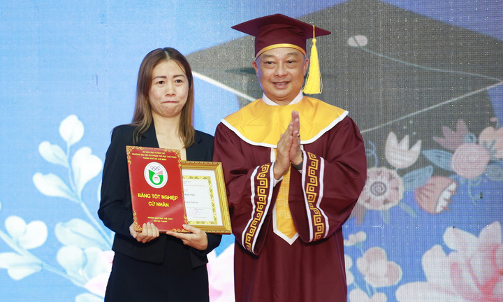 Vợ HLV Dương Minh Ninh rưng rưng nước mắt thay chồng quá cố nhận bằng đại học