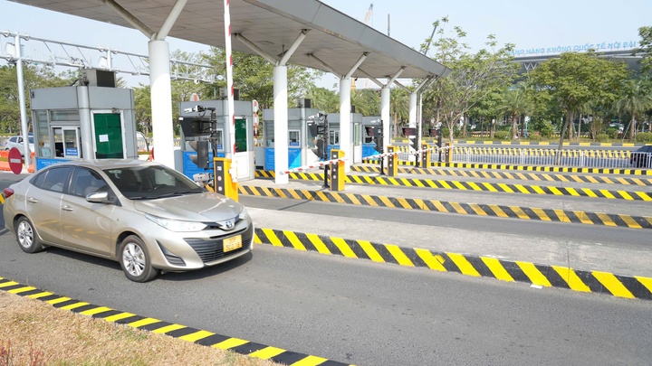 Từ hôm nay, sân bay Nội Bài thu phí không dừng