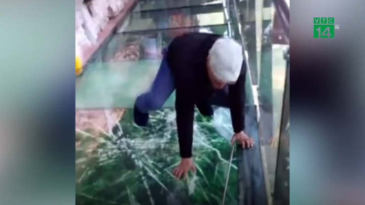 Cây cầu kính gây sốc 'đi đến đâu, nứt vỡ đến đó' ở Trung Quốc