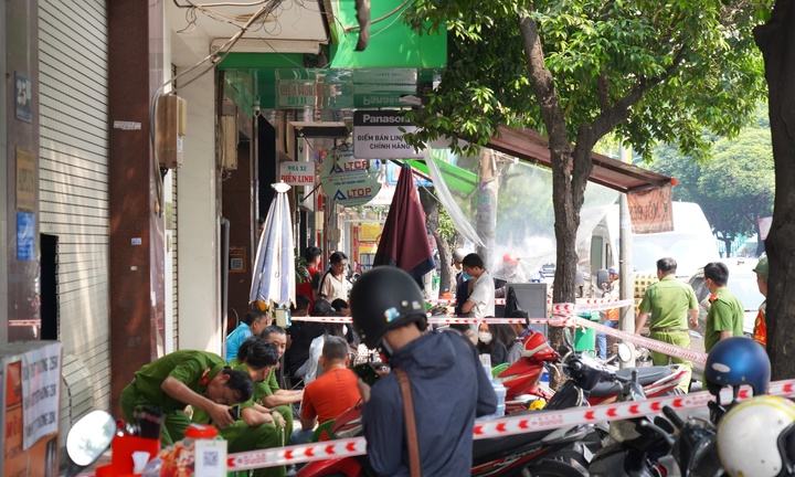 Cháy nhà 4 tầng ở TP.HCM: Nạn nhân kêu cứu, leo sang nhà bên thoát thân