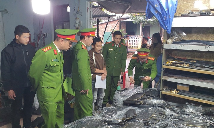 Phát hiện cơ sở sản xuất lượng lớn hàng hóa nhái Gucci, Louis Vuitton