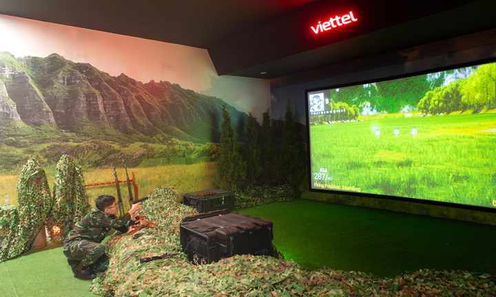 Trải nghiệm mô phỏng bắn súng tại triển lãm Quốc phòng Quốc tế Việt Nam 2024