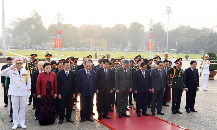 Lãnh đạo Đảng và Nhà nước viếng Chủ tịch Hồ Chí Minh nhân ngày thành lập QĐND Việt Nam