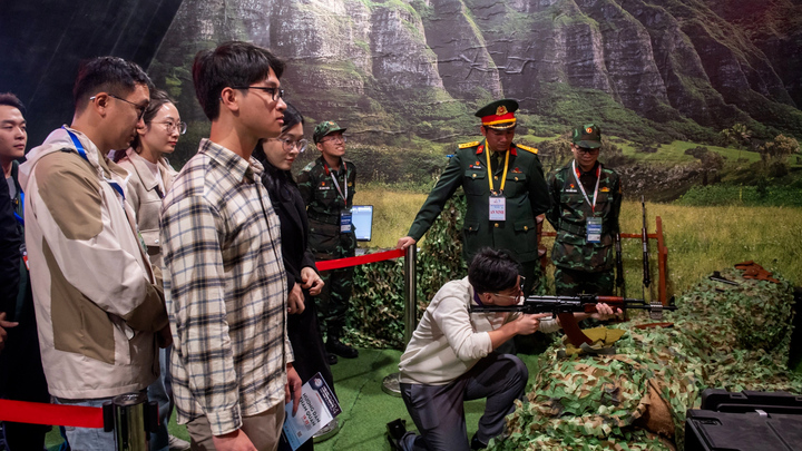 Người dân thích thú trải nghiệm bắn súng tại triển lãm Quốc phòng Việt Nam 2024