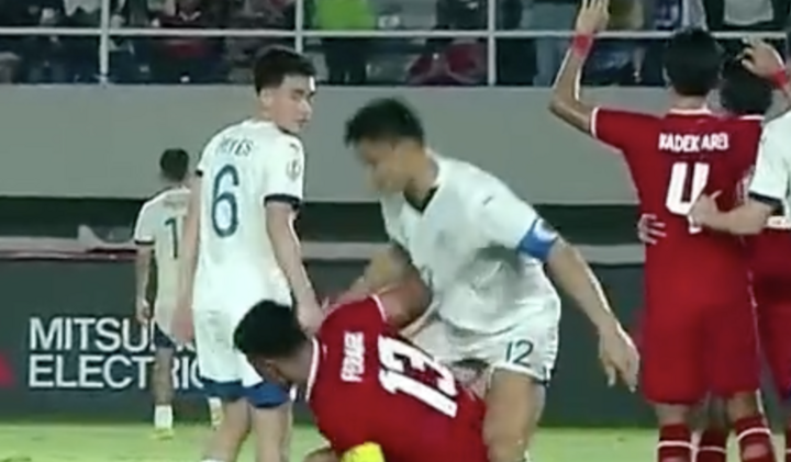 Video: Đội trưởng đánh nguội đối phương, tuyển Indonesia nguy cơ bị loại