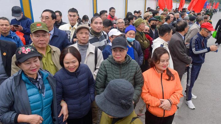 Hàng chục nghìn người xếp hàng tham quan triển lãm Quốc phòng Việt Nam 2024 