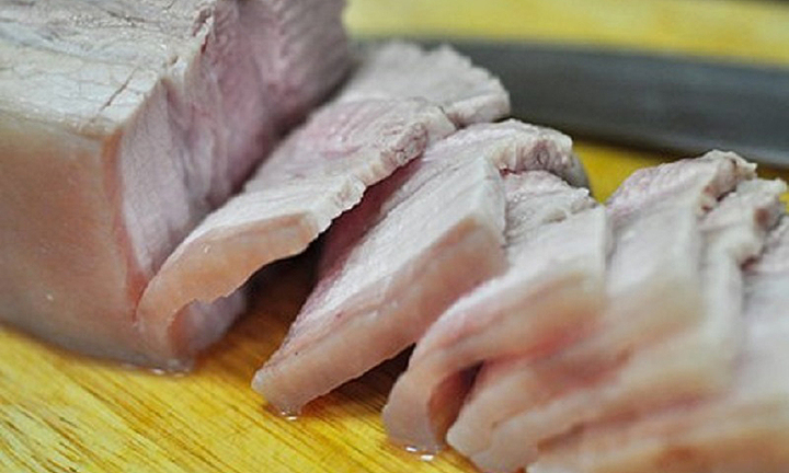 Mẹo luộc thịt lợn trắng hồng, không bị hôi