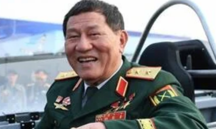 Trung tướng Phạm Tuân ấn tượng máy bay huấn luyện do Việt Nam sản xuất