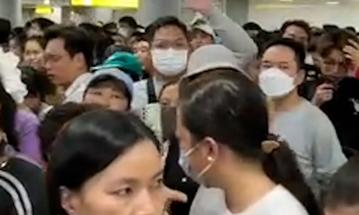 Đông nghịt người xếp hàng chờ trải nghiệm metro Bến Thành - Suối Tiên