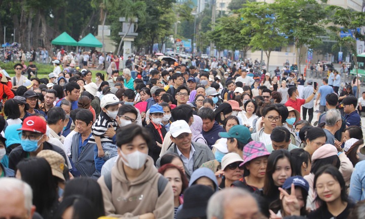 Người dân đội nắng chen chân, nhà ga quá tải trong ngày đầu chạy Metro số 1