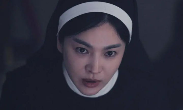 Sao Hàn 22/12: Tạo hình gây sốc của Song Hye Kyo, Jang Nara khóc trên sân khấu