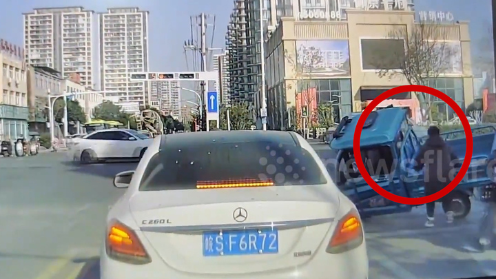 Xe 3 bánh bị nghiêng một bên, tài xế ô tô có hành động đẹp