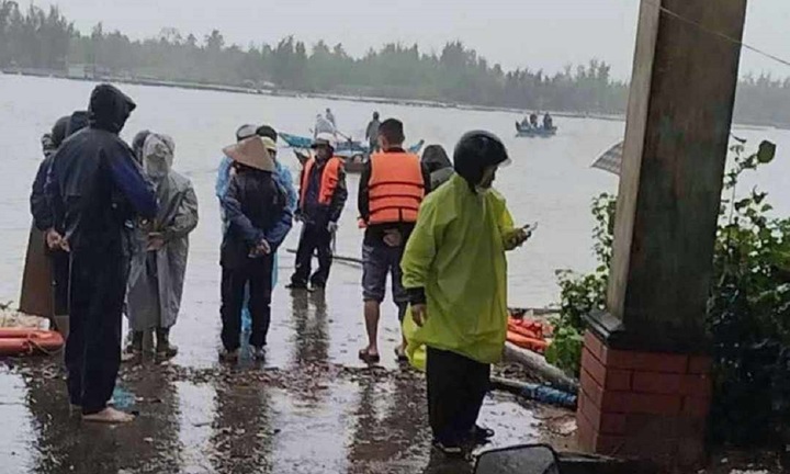 Chìm phà chở 14 người trên sông Trường Giang 