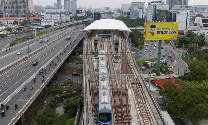 Metro đón hơn 150.000 người trải nghiệm trong ngày đầu vận hành thương mại