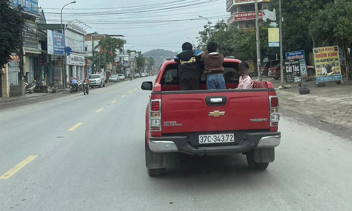 Chở người ngồi ở thùng xe bán tải bị phạt bao nhiêu tiền?