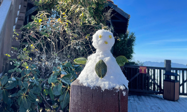 Nhiệt độ xuống dưới 1 độ C, Fansipan xuất hiện lớp băng trắng xóa