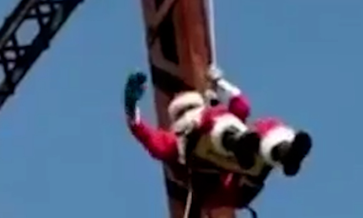 Cựu lính cứu hỏa hóa thân ông già Noel đu dây tặng quà cho trẻ em nghèo