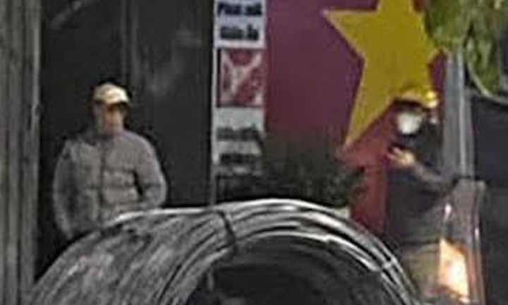 Đứt dây cáp, 4 cuộn thép nặng hàng tấn văng xuống đường ở Hà Nội