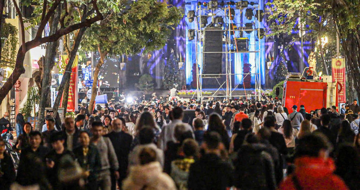 Người dân Thủ đô đổ ra đường đón Giáng sinh sớm