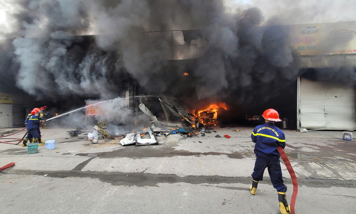 Cháy xưởng sửa chữa ô tô ở Quảng Ninh