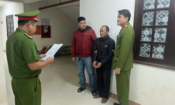 Chạy vào đường cấm, tài xế xe tải liên tục lạng lách khi bị CSGT truy đuổi