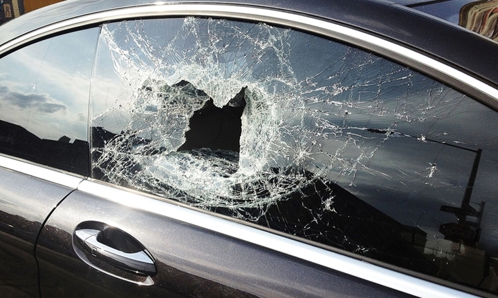 Phá cửa kính nào trên ô tô để thoát hiểm nhanh?