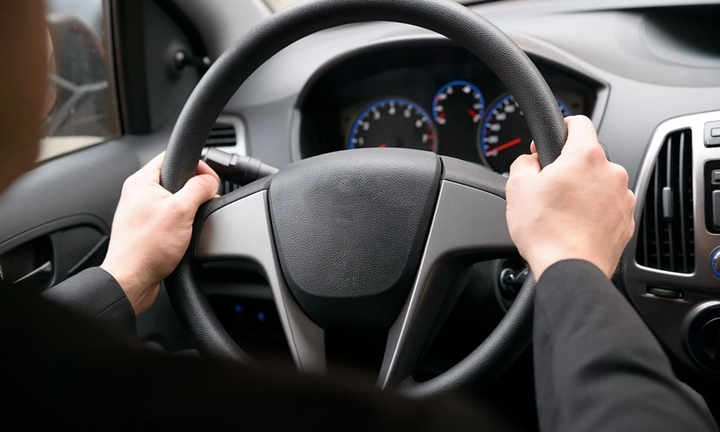 Những kiểu cầm vô lăng sai cách dễ gây nguy hiểm