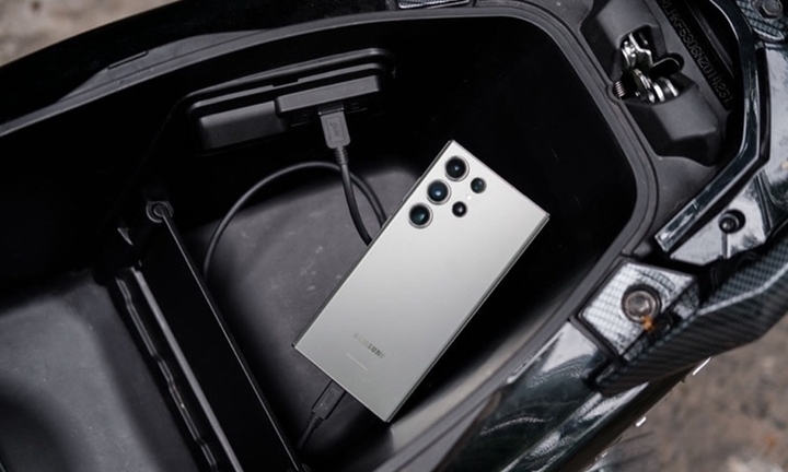 Có nên để điện thoại trong cốp xe máy?