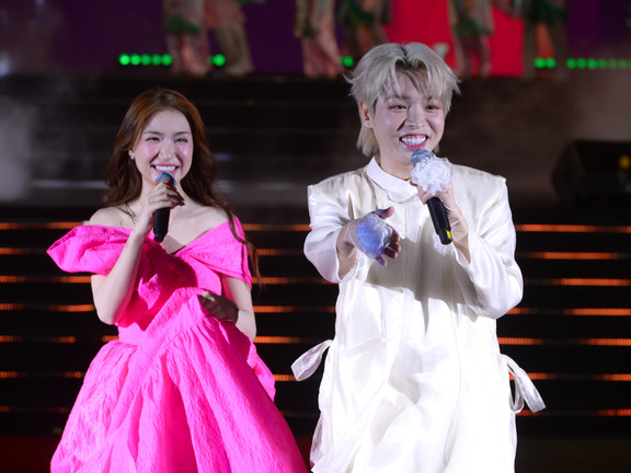 Đức Phúc, Hòa Minzy cháy hết mình trong đêm khai mạc Festival hoa Mê Linh