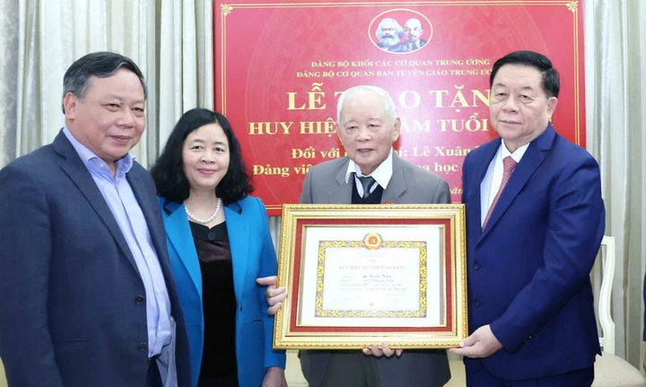 Trao Huy hiệu 65 năm tuổi Đảng tặng nguyên Ủy viên Bộ Chính trị Lê Xuân Tùng