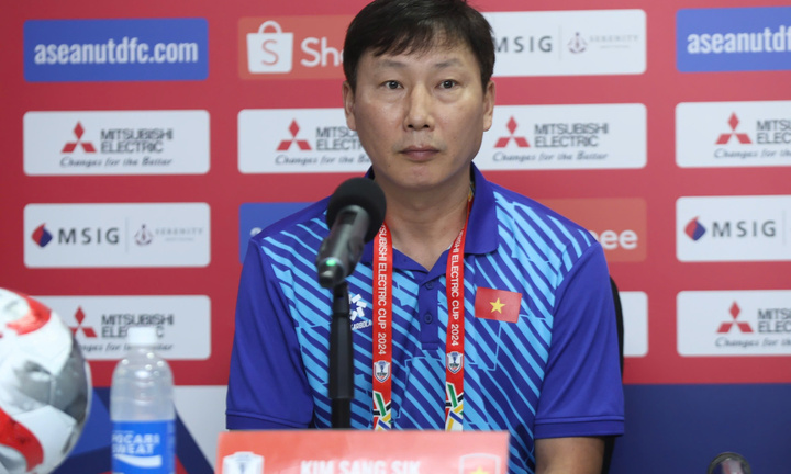 Trọng tài từ chối bàn thắng của Xuân Son, HLV Kim Sang-sik 'không có gì để nói'