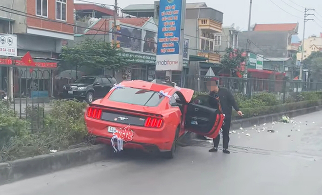 Xe đón dâu nát đầu sau khi tự đâm vào dải phân cách