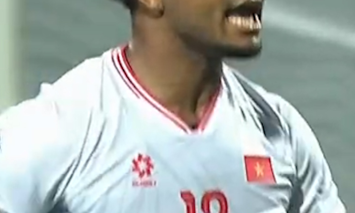 Xuân Son chỉ sai sót của trọng tài, vẫn vui vì tuyển Việt Nam thắng lớn