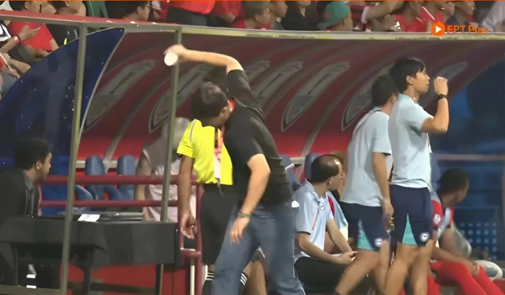 Hồ Tấn Tài mắc sai lầm, HLV Kim Sang-sik nổi giận ném vỡ chai nước 