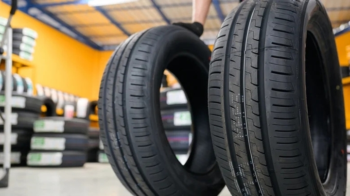 Ô tô hỏng một lốp, có cần thay cả cặp?