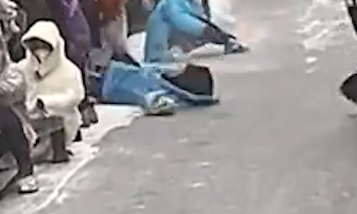 Trượt trên đường đầy tuyết, hai mẹ con rơi xuống vực