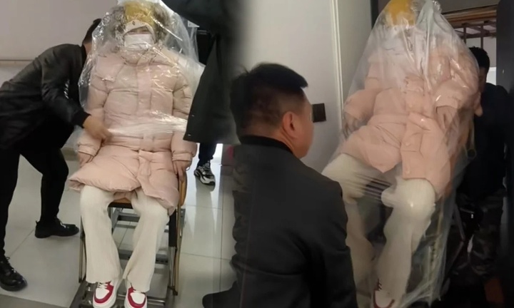 Bức ảnh bọc sản phụ trong túi nylon khổng lồ để tránh gió gây sốt mạng 